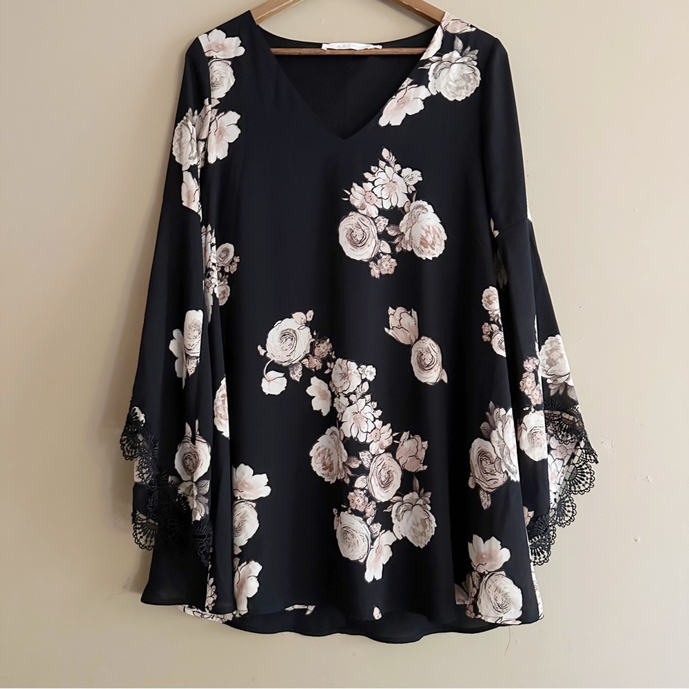 ASTR The Label Black Flowy Floral Mini Dress